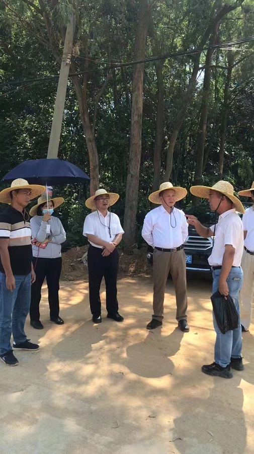 1658913762128875.jpg 黃和平指導(dǎo)現(xiàn)場工作.jpg